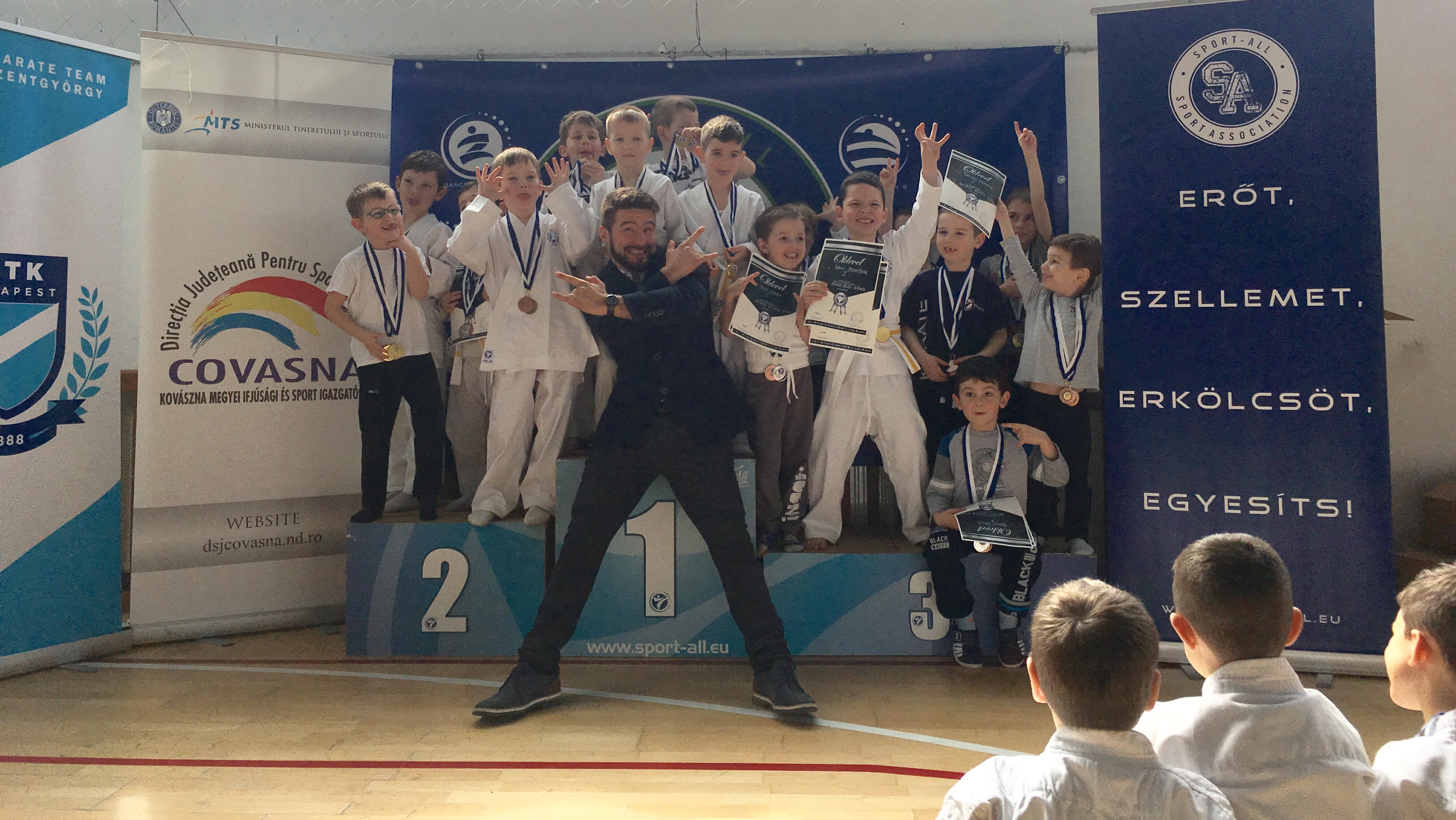 Jó hangulatú karateverseny